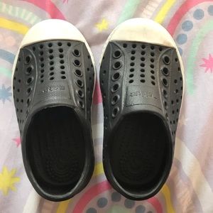 Black native shoes for toddler